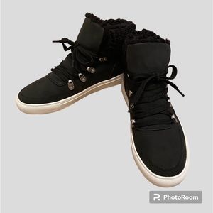 BRAND NEW IN BOX Report shoes in black.